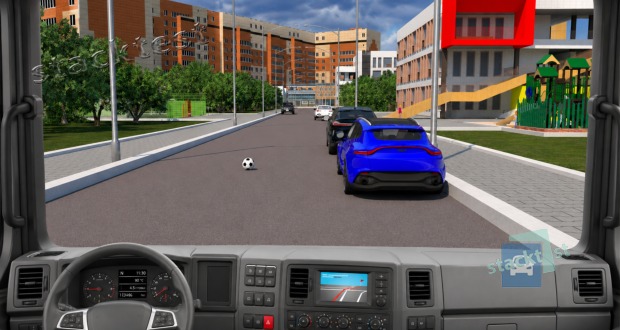 Při jízdě v obci se před Vaším vozidlem náhle objeví kutálející se míč. Jak byste měli reagovat?