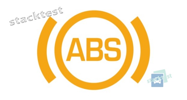 Jakou metodou lze v krizové situaci minimalizovat brzdnou dráhu na většině povrchů s vozidlem vybaveným ABS?
