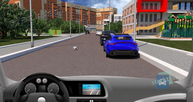Při jízdě se před vaším vozidlem zpoza parkujících aut náhle objeví kutálející se míč. Jak byste měli reagovat?