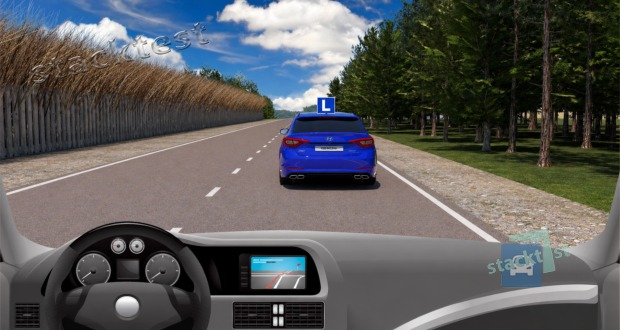 Jedete za pomalu jedoucím vozidlem autoškoly. Jak se zachováte?