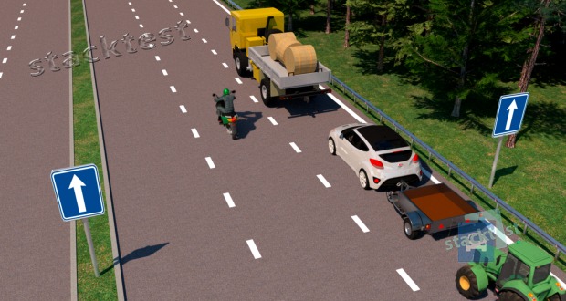 Na pozemní komunikaci o třech nebo více jízdních pruzích vyznačených na vozovce v jednom směru jízdy smí řidič nákladního automobilu o celkové hmotnosti převyšující 3 500 kg, jízdní soupravy, jejíž celková délka přesahuje 7 m, zvláštního motorového vozidla a motocyklu s nejvyšší povolenou rychlostí do 45 km/h užít k jízdě: