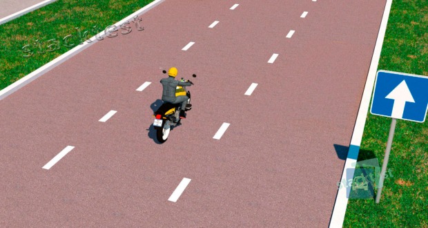Vai motocikla vadītājam attēlotajā situācijā atļauts ilgstoši braukt taisnā virzienā pa vidējo joslu ārpus apdzīvotām vietām?