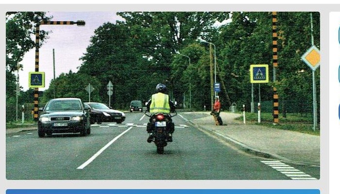 Kas jāņem vērā motocikla vadītājam attēlotajā situācijā?