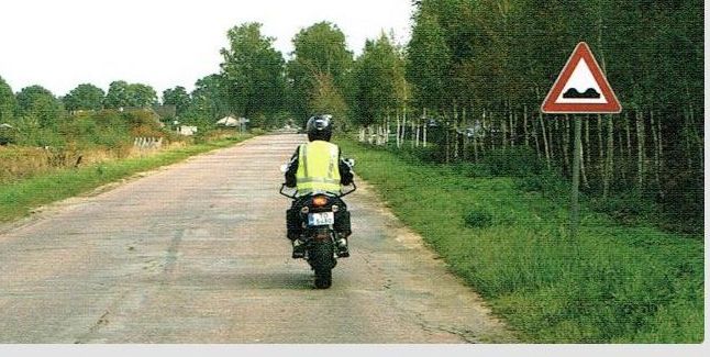 Что должен учитывать водитель мотоцикла при движении вне населённого пункта?