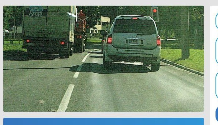Производить манёвр на видимой на изображении проезжей части особенно опасно, потому что: