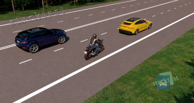 Разрешается ли в изображенной ситуации водителю мотоцикла опережение автомобилей, используя интервал между ними, если разница в скорости автомобилей 20 км/ч?