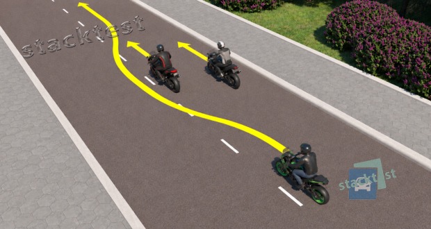 Vai motocikla vadītājam atļauts apdzīt attēlotajā situācijā?