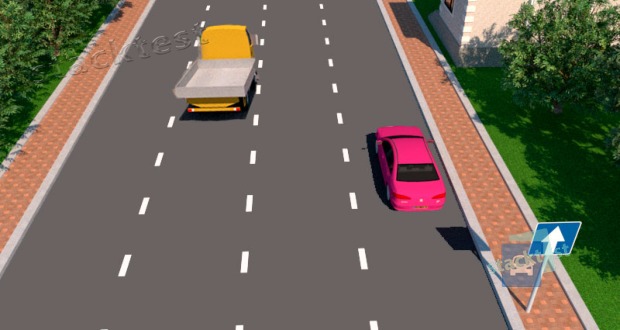 Vai attēlotajā situācijā kravas automobiļa vadītājam atļauts braukt pa ieņemto joslu apdzīvotā vietā, ja kravas automobiļa pilna masa nepārsniedz 3,5t?