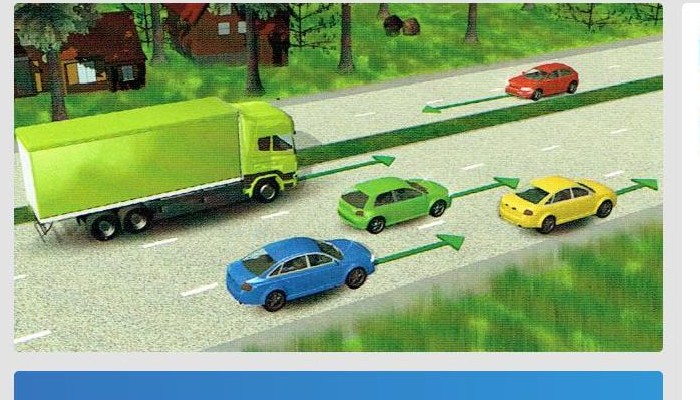 Vai kravas automobiļa vadītājam attēlotajā situācijā atļauts braukt taisnā virzienā apdzīvotā vietā, ja kravas automobiļa pilna masa ir 7,5 t?