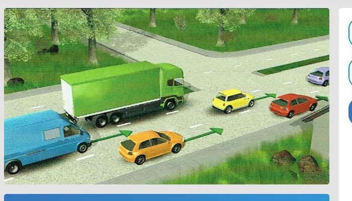 Kādos virzienos attēlotajā situācijā atļauts braukt kravas automobiļa vadītājam apdzīvotā vietā?