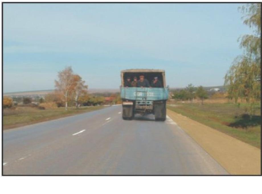 În cazul în care se transportă persoane în caroseria camionului, pe drumurile din afara localităţilor, viteza maximă de deplasare trebuie să nu depăşească: