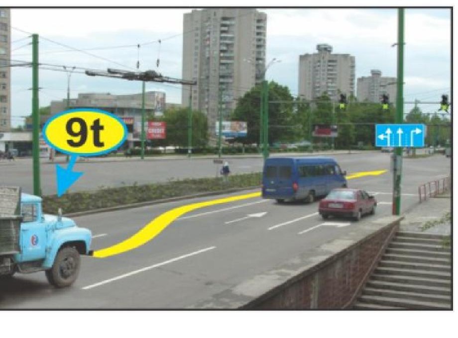 Precizaţi dacă i se permite conducătorului camionului a cărui masă maximă autorizată depăşeşte 3500 kg, deplasarea în direcţia indicată de săgeată?