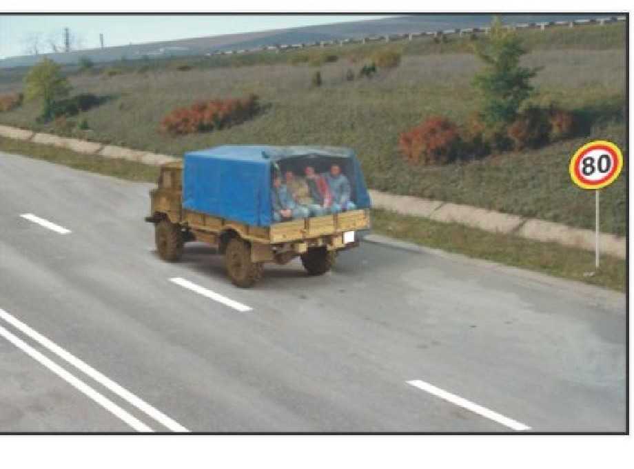 În situația din imagine, precizați dacă conducătorului camionului a cărui masă maximă autorizată depășește 3500 kg, i se permite depășirea vitezei de 60 km/h?