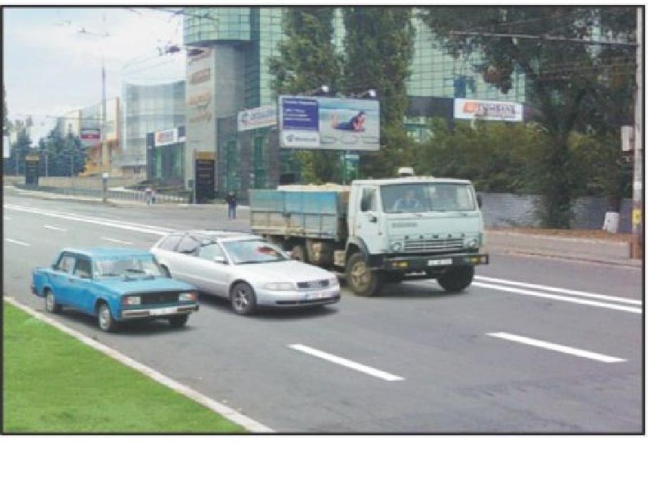 Precizați dacă, în situația din imagine, conducătorului autocamionului a cărui masă maximă autorizată depășește 3500 kg i se permite să ocupe banda din stânga?