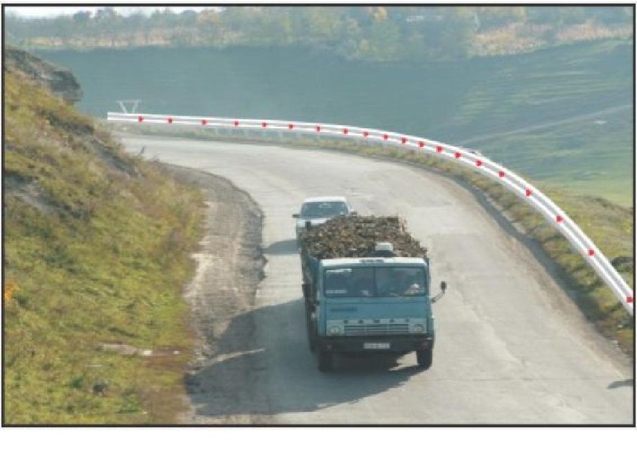 Precizaţi dacă se permite deplasarea autocamionului cu transmisiа decuplată de la motor pe panta cu declivitate mare a drumului de munte?