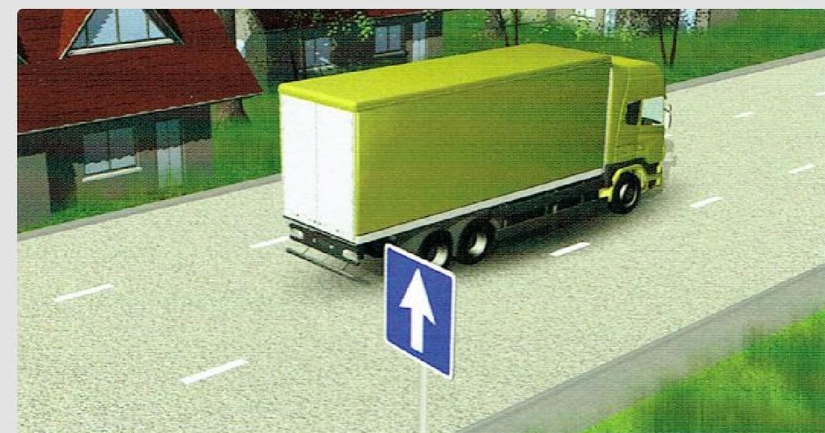 Pe ce bandă îi este permis să circule șoferul autoturismului în localitate, în situația ilustrată în figură?