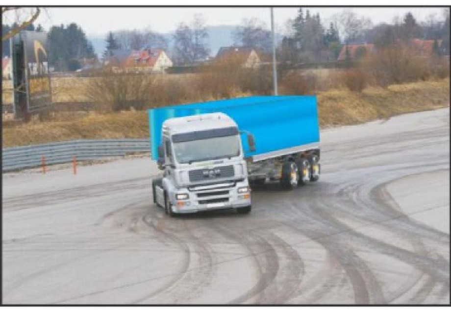 Cea mai înaltă probabilitate de «frângere» a ansamblului de vehicule articulat, poate fi dacă: