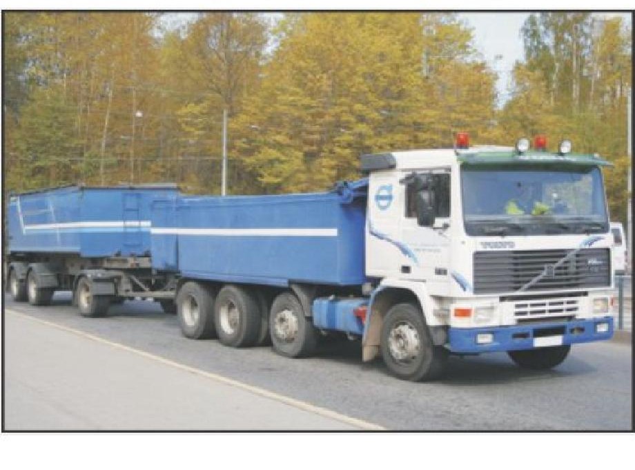 Cu dispozitiv antiblocare (ABS) este dotat doar autotractorul ansamblului de vehicule. Cum se va comporta ansamblul în cazul frânării intensive pe părtea carosabilă umedă?