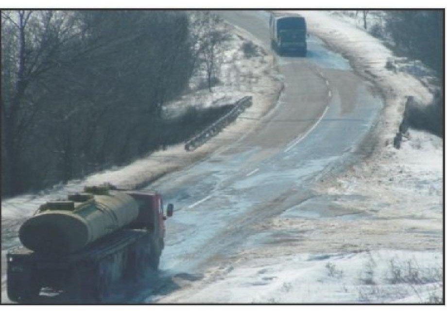 În care din răspunsuri corect şi pe deplin sunt enumerate acţiunile conducătorilor celor două ansambluri de vehicule, la trecerea în sensuri opuse pe podul, în faţa căruia lipsesc indicatoarele de prioritate?