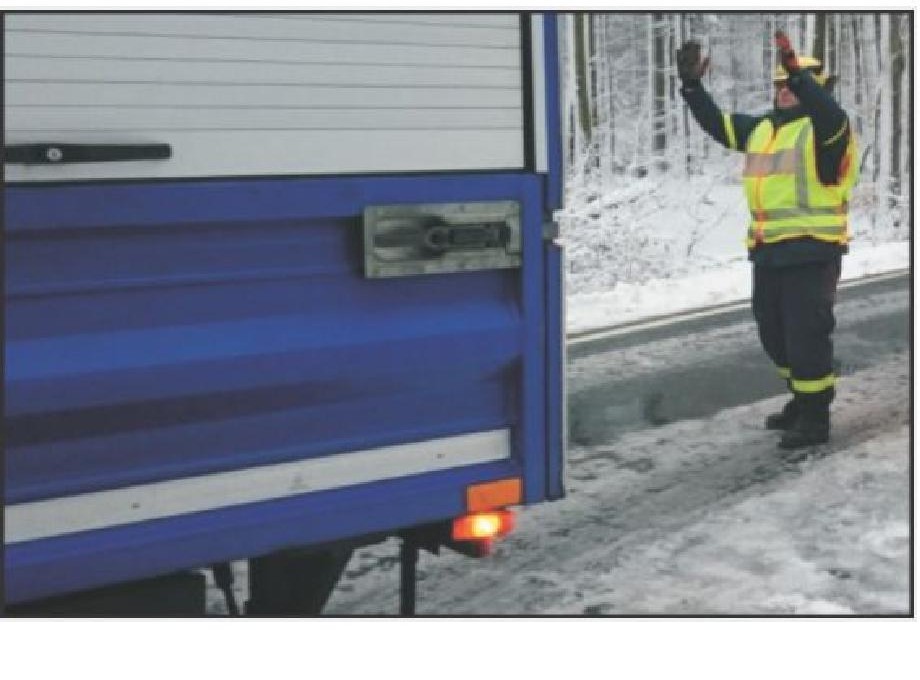 Conducătorul ansamblului de vehicule trebuie să recurgă la ajutorul altei persoane, în cazul deplasării cu spatele: