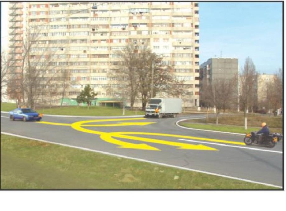 Indicaţi ordinea de traversare a intersecţiei: