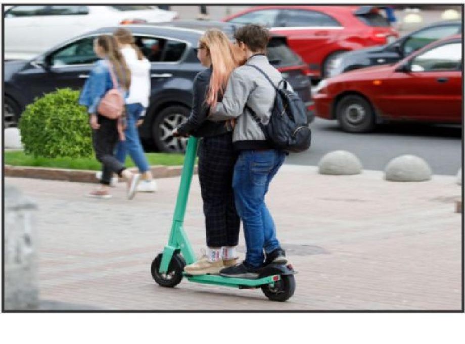 Precizați dacă conducătorul trotinetei electrice încalcă prevederile Regulamentului?