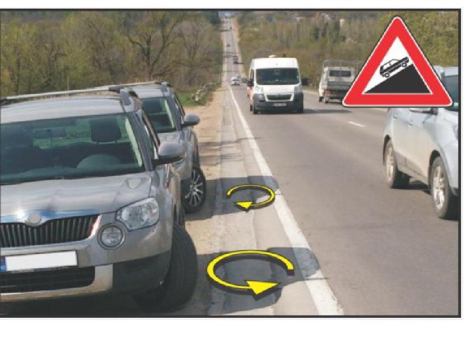 Pentru a exclude ieșirea pe carosabil, în cazul pornirii de la sine, a vehiculului oprit pe acostamentul drumului în rampă cu declivitate mare, în care direcție trebuie bracate (întoarse) roțile din față ale automobilului?