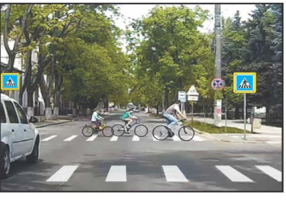 Precizați dacă bicicliștilor li se permite să traverseze strada în situația din imagine?