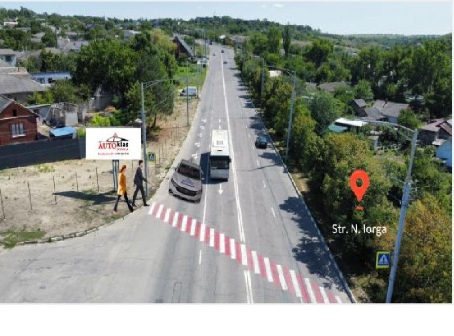 Cum trebuie să procedeze conducătorul autobuzului în cazul în care Autoturismul de Scoala Auto , ce se deplasează pe banda alăturată, a început să reducă viteza?