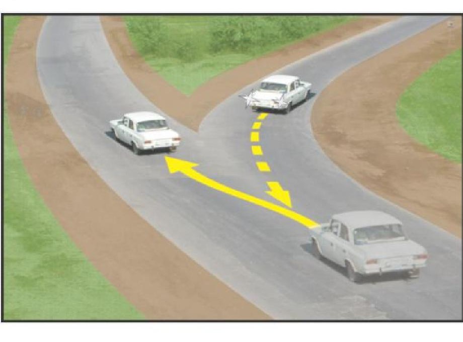 În situaţia din imagine, conducătorul întâmplător a virat la dreapta. Precizaţi dacă i se permite mersul cu spatele pentru ca ulterior să continue deplasarea înainte?